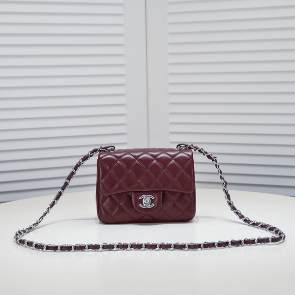 シャネルバッグ正面デザイン